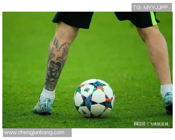 便携式足球手提包设计灵感源自球星风采彰显运动时尚与个性